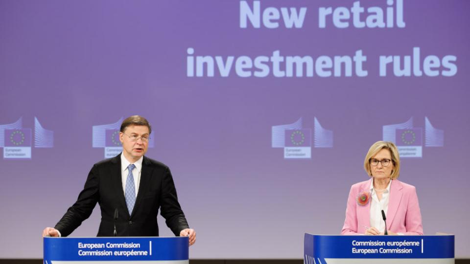 EU Commission Vice President Valdis Dombrovskis and EU Financial Services Commissioner Mairead McGuinness announcing the retail investor package. Photo: European Commission.